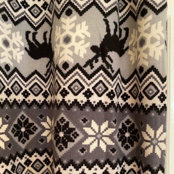 Buyer Rated ⭐️⭐️⭐️⭐️⭐️ Super Soft Gray Winter Patterned Leggins. - Picture 5 of 5